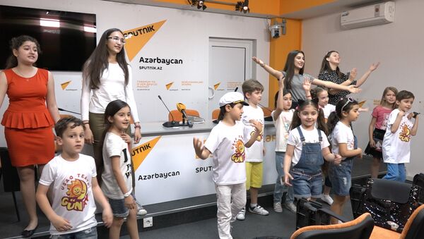 Юные актеры пели и танцевали на площадке Sputnik Азербайджан - Sputnik Азербайджан