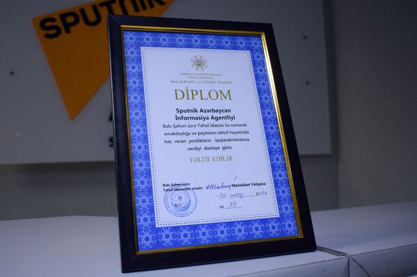 Sputnik Azərbaycan agentliyinə təqdim olunmuş diplom Sputnik Azərbaycan agentliyinə təqdim olunmuş diplom - Sputnik Azərbaycan