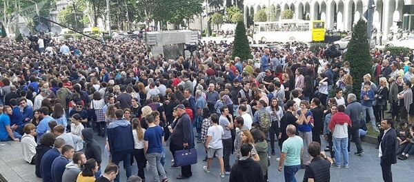 Многотысячная акция протеста на проспекте Руставели у здания парламента Многотысячная акция протеста на проспекте Руставели у здания парламента - Sputnik Азербайджан