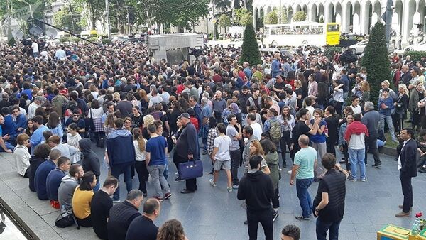 Многотысячная акция протеста на проспекте Руставели у здания парламента - Sputnik Азербайджан