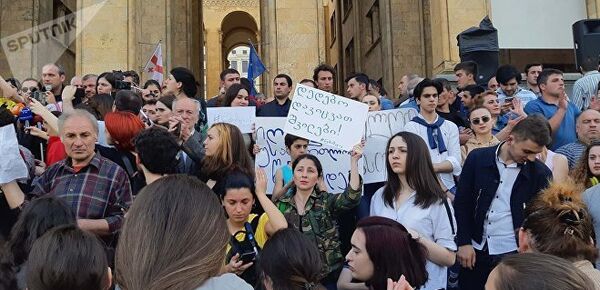 Многотысячная акция протеста на проспекте Руставели у здания парламента в Тбилиси - Sputnik Азербайджан