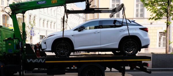 Эвакуация автомобиля на штрафстоянку за неправильную парковку, фото из архива Эвакуация автомобиля на штрафстоянку за неправильную парковку, фото из архива - Sputnik Азербайджан