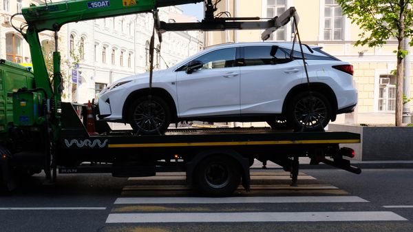 Эвакуация автомобиля на штрафстоянку за неправильную парковку, фото из архива - Sputnik Азербайджан