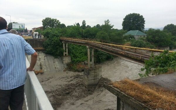 Мост, поврежденный в результате паводка в реке Гёйчай - Sputnik Азербайджан