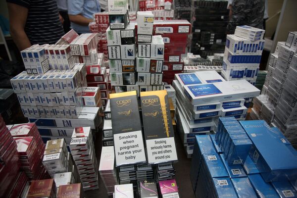 Партия табачной продукции без акцизной марки, конфискованная сотрудниками Министерства налогов Азербайджана Партия табачной продукции без акцизной марки, конфискованная сотрудниками Министерства налогов Азербайджана - Sputnik Азербайджан