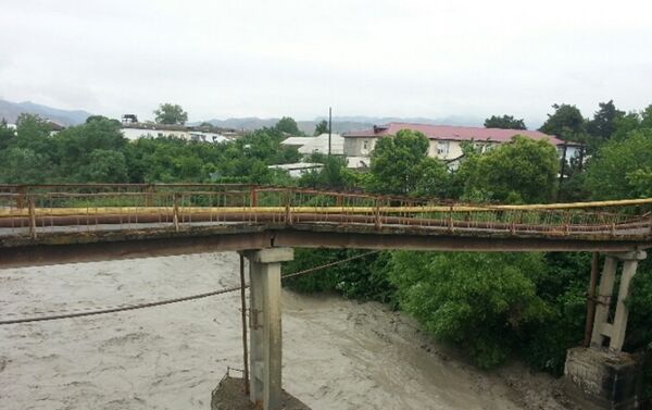 Мост, поврежденный в результате паводка в реке Гёйчай - Sputnik Азербайджан