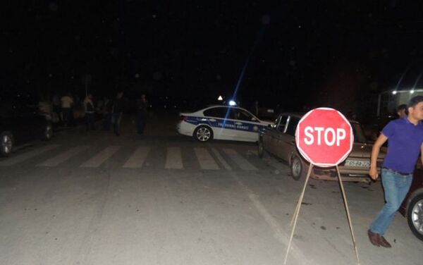 Автомобиль дорожно-патрульной службы на месте разрушения моста в Гёйчае - Sputnik Азербайджан
