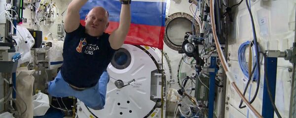 Космонавт Роскосмоса Олег Артемьев проводит тренировку по футболу на Международной космической станции - Sputnik Азербайджан