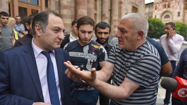 Акция протеста представителей компаний, осуществляющих пассажирские перевозки из Армении в Россию (4 июня 2018). Еревaн - Sputnik Azərbaycan