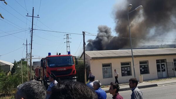 В Баку начался пожар на сталелитейном заводе - Sputnik Азербайджан