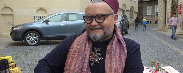 Ведущий передачи Модный приговор на Первом канале, искусствовед Александр Васильев в Баку - Sputnik Азербайджан