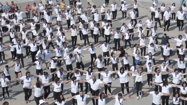 1200 киприотов устроили танцевальный флешмоб в гавани Пафоса - Sputnik Азербайджан