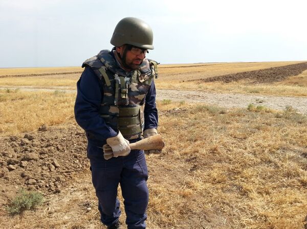 Операция по разминированию в Хызинском районе Операция по разминированию в Хызинском районе - Sputnik Азербайджан