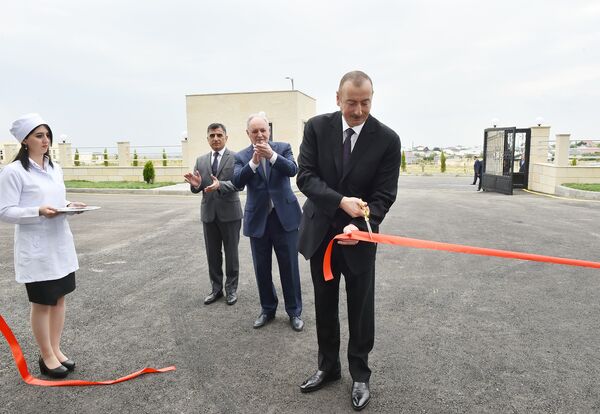 Президент Ильхам Алиев в открытии центральной городской больницы в Нафталане Президент Ильхам Алиев в открытии центральной городской больницы в Нафталане - Sputnik Азербайджан