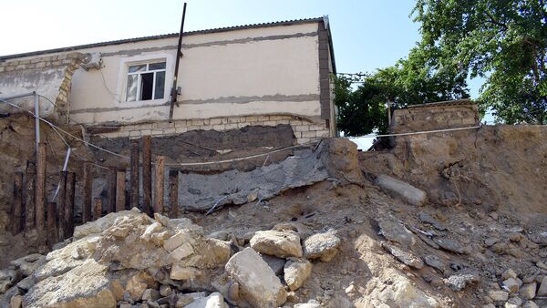 Разрушенный забор частного дома Мехралиевых в Бинагадинском районе - Sputnik Азербайджан