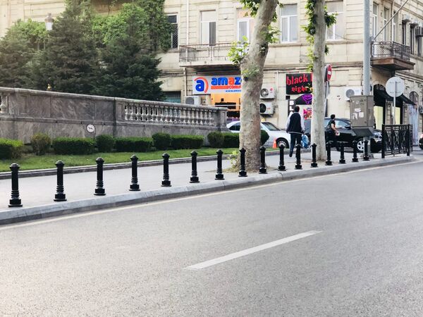 Бакинское транспортное агентство приступило к установке защитных ограждений Бакинское транспортное агентство приступило к установке защитных ограждений - Sputnik Азербайджан