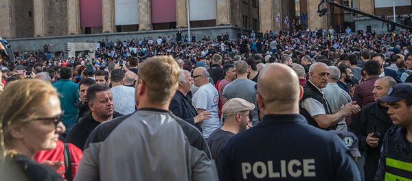 Участники акции протеста перед зданием парламента Грузии в Тбилиси, 2 июня 2018 года Участники акции протеста перед зданием парламента Грузии в Тбилиси, 2 июня 2018 года - Sputnik Азербайджан