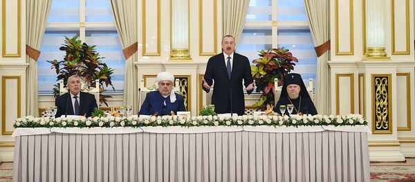 Президент Азербайджана Ильхам Алиев принимает участие в церемонии ифтара по случаю священного месяца Рамазан Президент Азербайджана Ильхам Алиев принимает участие в церемонии ифтара по случаю священного месяца Рамазан - Sputnik Азербайджан