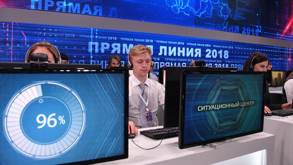 Колл-центр Прямой линии с президентом РФ В. Путиным в Гостином дворе - Sputnik Азербайджан