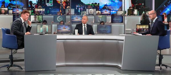 Прямая линия с президентом России Владимиром Путиным Прямая линия с президентом России Владимиром Путиным - Sputnik Азербайджан