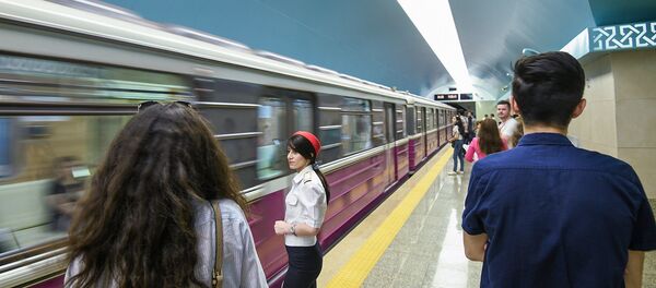 Люди на платформе одной из станций Бакинского метрополитена, архивное фото Люди на платформе одной из станций Бакинского метрополитена, архивное фото - Sputnik Азербайджан
