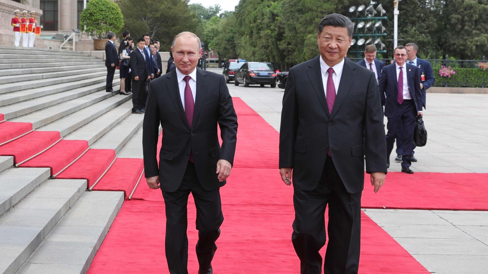 Президент РФ Владимир Путин и председатель КНР Си Цзиньпин во время встречи в Пекине, фото из архива - Sputnik Азербайджан, 1920, 15.12.2021
