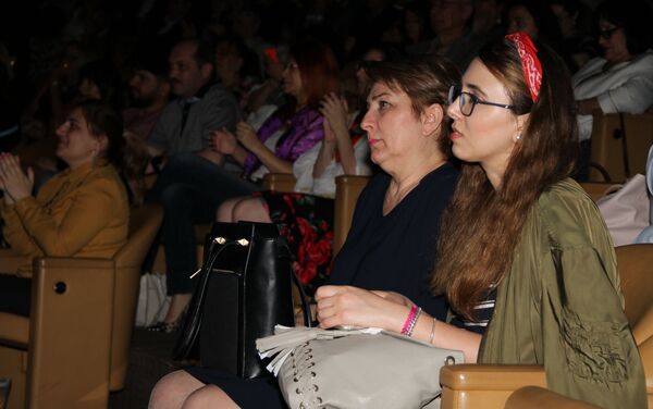 Зрители на концерте американской фанковой бас-гитаристки Ник Уэст в Международном центре мугама в Баку - Sputnik Азербайджан