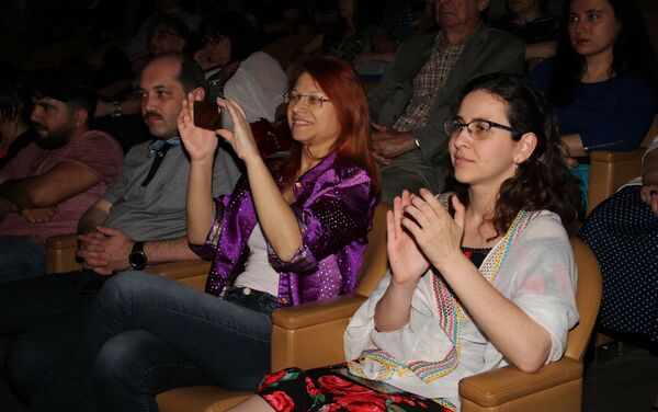 Зрители на концерте американской фанковой бас-гитаристки Ник Уэст в Международном центре мугама в Баку - Sputnik Азербайджан