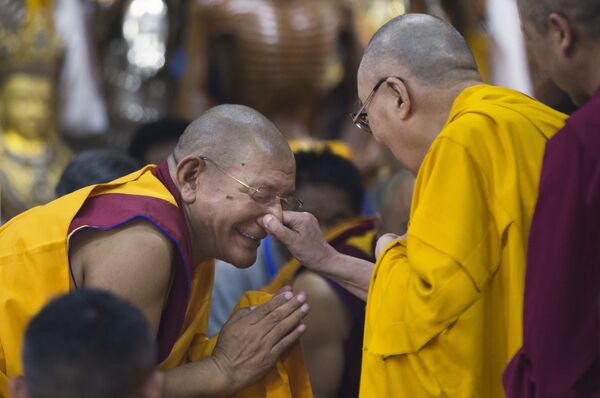 Тибетский духовный лидер Далай-лама игриво зажимает нос монаха во время встречи с тибетской молодежью в Дхармсале, Индия - Sputnik Азербайджан