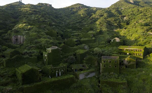 Заросшие зеленью дома в заброшенной деревне Хоутоуван на востоке Китая - Sputnik Азербайджан
