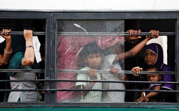 Люди в пассажирском автобусае в Нью-Дели, Индия - Sputnik Азербайджан