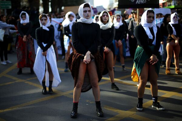 Участники демонстрации против сексизма и гендерного насилия в Сантьяго, Чили - Sputnik Азербайджан
