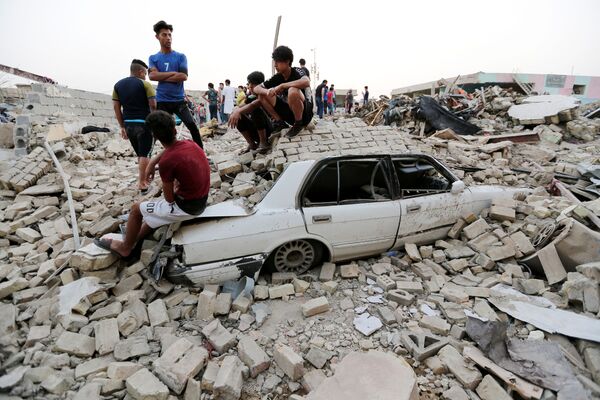 Люди на месте взрыва в районе Мадинат-эс-Садр в Багдаде, Ирак - Sputnik Азербайджан