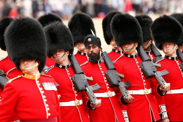 Королевская гвардейская дивизия на параде в честь дня рождения Королевы в центре Лондона, Великобритания - Sputnik Азербайджан