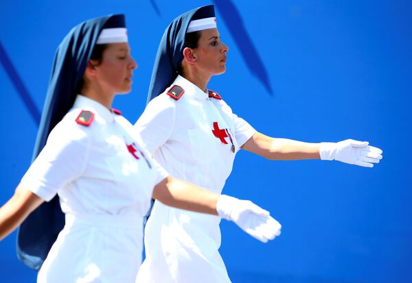 Итальянские медсестры Красного Креста маршируют во время военного парада в честь Дня Республики в Риме - Sputnik Азербайджан