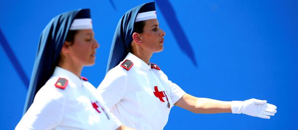 Итальянские медсестры Красного Креста маршируют во время военного парада в честь Дня Республики в Риме Итальянские медсестры Красного Креста маршируют во время военного парада в честь Дня Республики в Риме - Sputnik Азербайджан