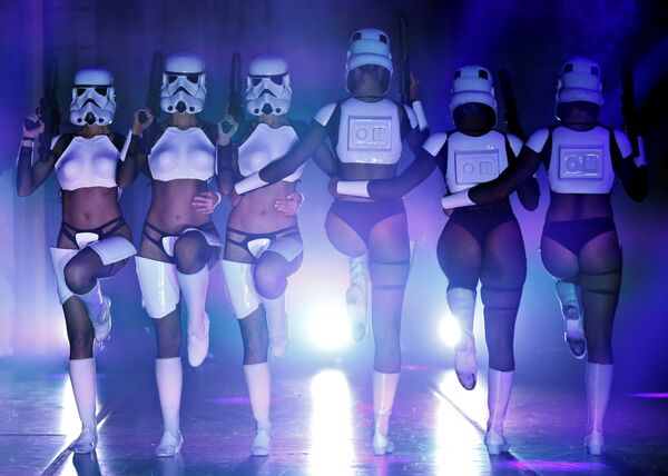 Танцовщицы во время пародийного бурлеск-шоу The Empire Strips Back: A Star Wars Burlesque Parody в Лос-Анджелесе - Sputnik Азербайджан