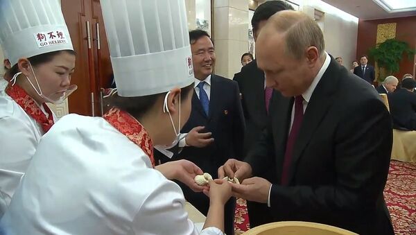 Путин приготовил китайские «блины» и «пельмени» - Sputnik Азербайджан