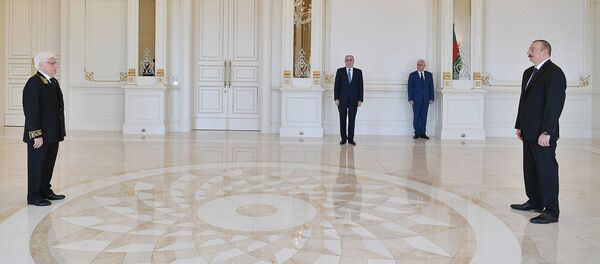 Президент Ильхам Алиев принимает верительные грамоты новоназначенного чрезвычайного и полномочного посла РФ в Азербайджане Михаила Бочарникова Президент Ильхам Алиев принимает верительные грамоты новоназначенного чрезвычайного и полномочного посла РФ в Азербайджане Михаила Бочарникова - Sputnik Азербайджан