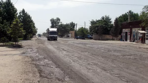 Пыль, поднимающаяся на дороге, когда по ней идут машины, делает жизнь сельчан невозможной - Sputnik Азербайджан