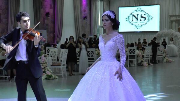 Роскошная свадебная мода на подиуме в Баку - Sputnik Азербайджан