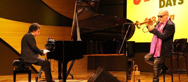 В Международном центре мугама завершился джазовый проект Baku Summer Jazz Days концертом французских музыкантов - пианиста Джеки Террассона и трубача Стефана Бельмондо - Sputnik Азербайджан