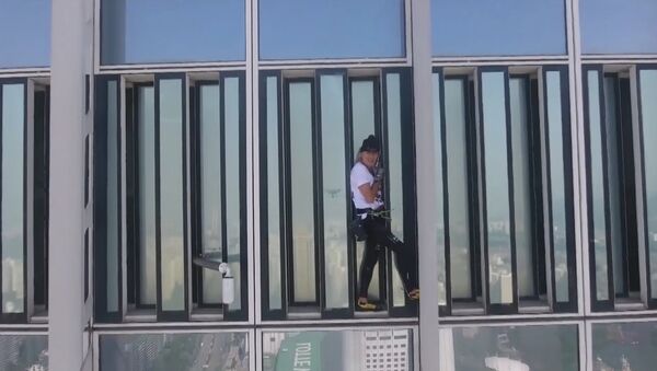 Человек-паук попытался взобраться на небоскрёб в Сеуле - Sputnik Азербайджан