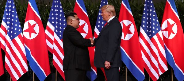 Лидеры США и КНДР Дональд Трамп и Ким Чен Ын - Sputnik Азербайджан