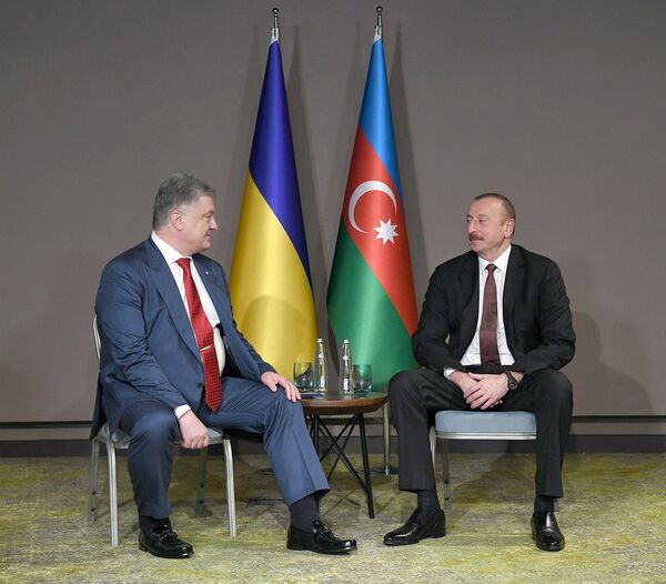 Президент Азербайджана Ильхам Алиев и президент Украины Петро Порошенко в ходе встречи. Турция, Эскишехир, 12 июня 2018 года Президент Азербайджана Ильхам Алиев и президент Украины Петро Порошенко в ходе встречи. Турция, Эскишехир, 12 июня 2018 года - Sputnik Азербайджан