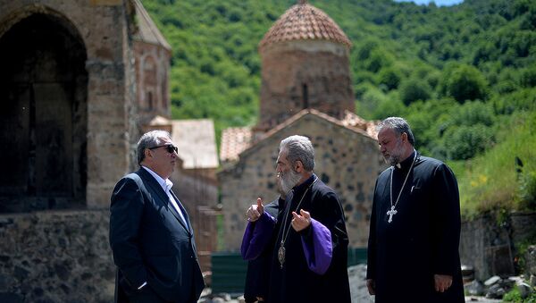 Президент РА Армен Саркисян (слева) перед албанским монастырем Худавянг, расположенном на территории оккупированного Арменией Нагорного Карабаха - Sputnik Azərbaycan