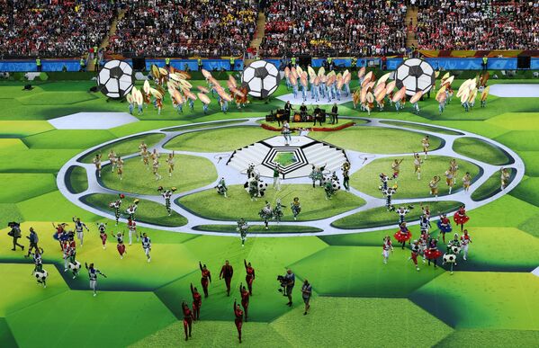 Артисты выступают на церемонии открытия чемпионата мира по футболу 2018 на стадионе Лужники - Sputnik Азербайджан