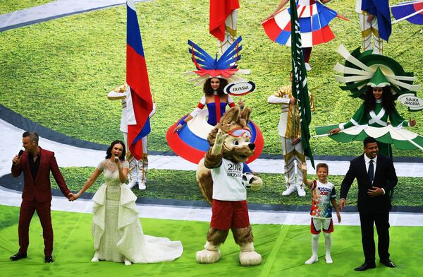 Певец Робби Уильямс и оперная певица Аида Гарифуллина выступают на церемонии открытия чемпионата мира по футболу 2018 на стадионе Лужники - Sputnik Азербайджан