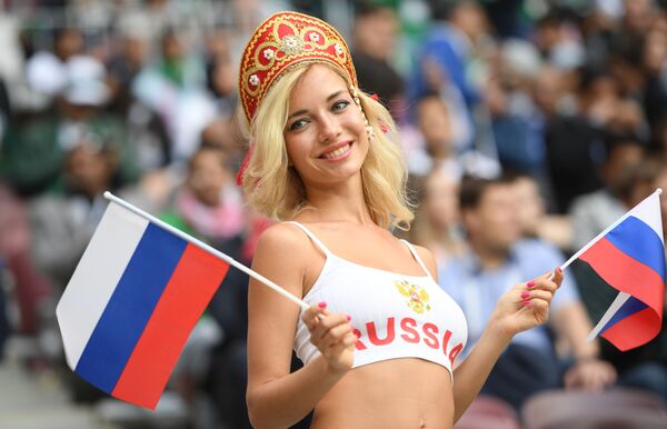 Болельщица сборной России перед матчем группового этапа чемпионата мира по футболу между сборными России и Саудовской Аравии - Sputnik Азербайджан