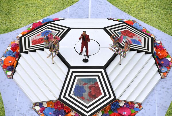 Певец Робби Уильямс выступает на церемонии открытия чемпионата мира по футболу 2018 на стадионе Лужники - Sputnik Азербайджан